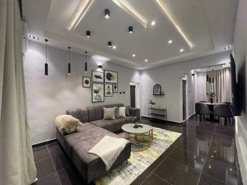 CN Homes Luxury furnished 2Bedroom 24hr electricity with BQ and PS5 Consoles