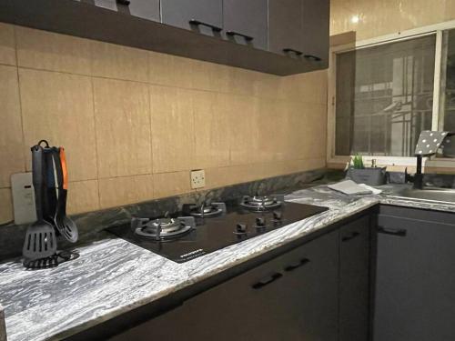 Кухня или мини-кухня в CN Homes Luxury furnished 2Bedroom 24hr electricity with BQ
