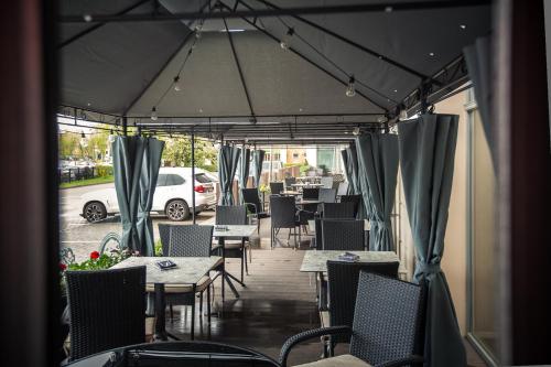 a restaurant with tables and chairs under a tent at Mercure Riga Centre in Rīga