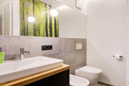 un bagno con lavandino e WC di Angerle Alm Apt Alpenglühen a Carezza al Lago