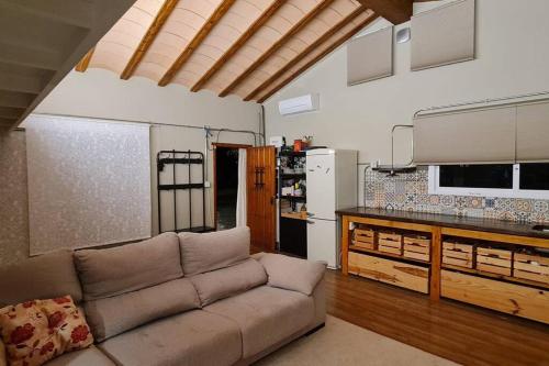 sala de estar con sofá y cocina en CasaRuibella, en Moratalla