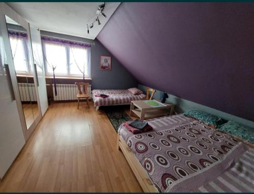 Ένα ή περισσότερα κρεβάτια σε δωμάτιο στο Pokoje u Ali