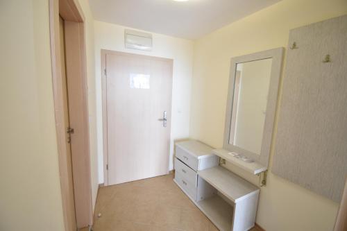 uma casa de banho com um lavatório e um espelho em Annabella em Topola
