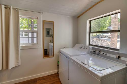 lavandería blanca con lavabo y ventana en Charming Mountain Home Retreat Walk to Marina!, en Mountain Home