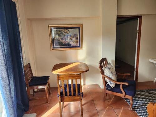 ein Esszimmer mit einem Tisch und 2 Stühlen in der Unterkunft One bedroom house in Boksburg