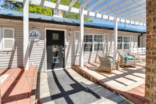 a porch with wicker chairs and a pergola at Charming Mountain Home Retreat Walk to Marina! in Mountain Home
