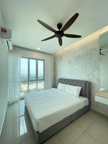 um quarto com uma cama e uma ventoinha de tecto em METROPOL SERVICED APARTMENT at Bukit Mertajam, Pulau Pinang em Bukit Mertajam