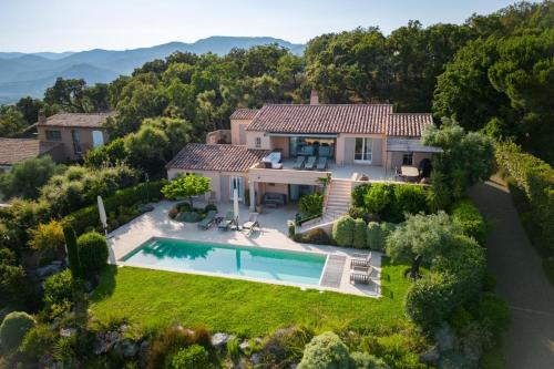 une vue aérienne d'une maison avec piscine dans l'établissement Villa Maelvi, à Grimaud