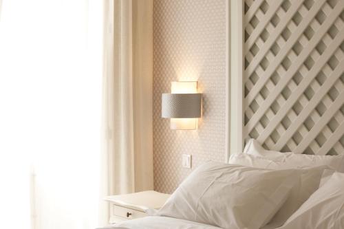 a bedroom with a large white headboard and a bed at In Porto Gallery Guesthouse in Porto