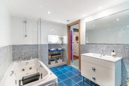 Koupelna v ubytování Vivienda en el casco antiguo De Castro Urdiales