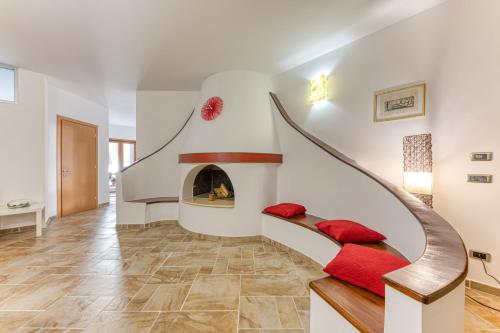 sala de estar con escalera y chimenea en Appartamento in villa, en Uggiano la Chiesa