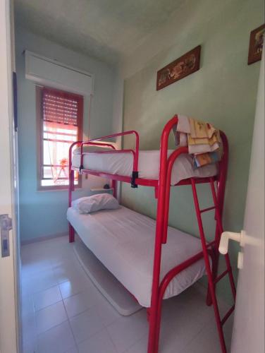 Licia Comfort Zone في شاكا: غرفة نوم بسريرين بطابقين في غرفة