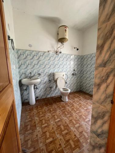 een badkamer met een toilet en een wastafel bij Chakzot garden house in Leh