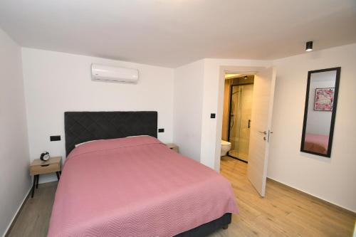 Ένα ή περισσότερα κρεβάτια σε δωμάτιο στο Apartmani Donata