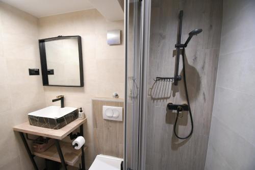 Ένα μπάνιο στο Apartmani Donata
