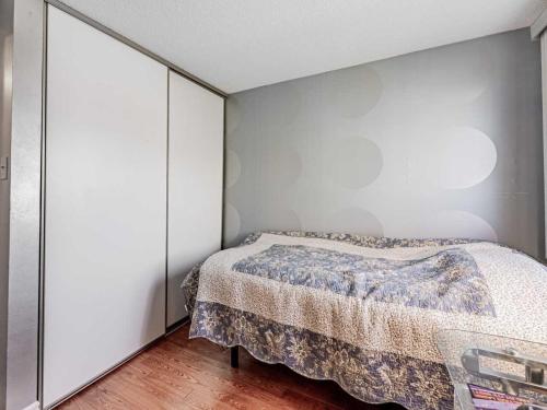 ein Schlafzimmer mit einem Bett und einer weißen Wand in der Unterkunft Fancy home in Richmond hill in Richmond Hill