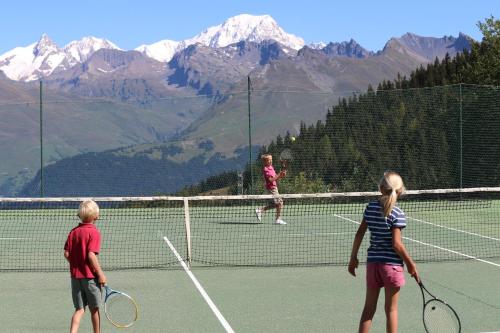 Ski Arcs 1800 Ruitor في آرك 1800: ثلاثة أشخاص يلعبون التنس على ملعب تنس