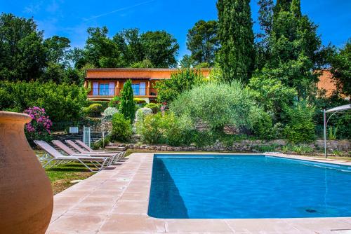 una piscina en un patio con una casa en Les Terrasses de Figanières, en Figanières