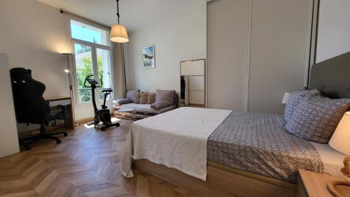 1 dormitorio con cama, escritorio y silla en Super Flat, Garden. Bnbrickeys, en Montecarlo
