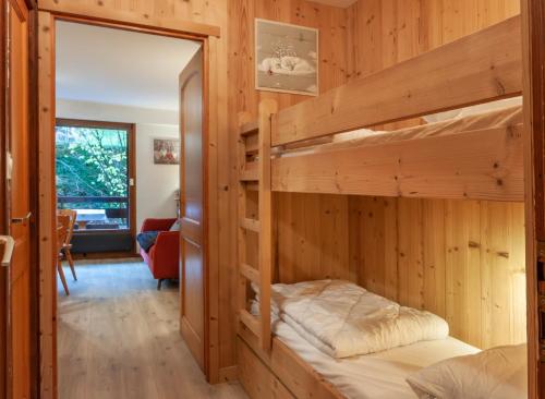 - une chambre avec 2 lits superposés dans une cabine dans l'établissement Corniche B10 - Studio rénové avec coin montagne à 650m des pistes, à Morzine