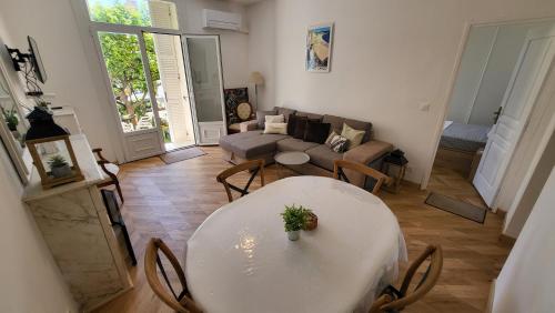 Χώρος καθιστικού στο Super Flat, Garden. Bnbrickeys