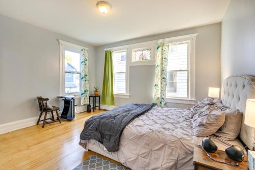 1 dormitorio con 1 cama y 2 ventanas en Cozy and Convenient West Orange Home - 16 Mi to NYC!, en West Orange