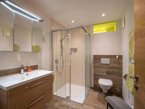フィーバーブルンにあるHaus Altonのバスルーム(シャワー、洗面台、トイレ付)