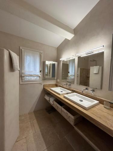 une salle de bain avec deux lavabos et deux miroirs dans l'établissement Villa Maelvi, à Grimaud