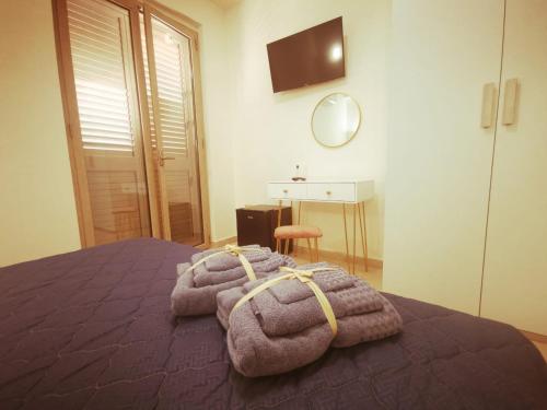 1 dormitorio con 1 cama con 2 toallas en KALOS B&B, en Campobello di Licata