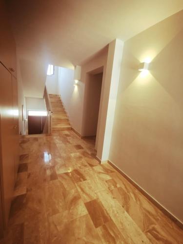 un pasillo vacío con una escalera en un edificio en KALOS B&B, en Campobello di Licata