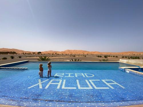 Hotel Riad Xalucaの敷地内または近くにあるプール
