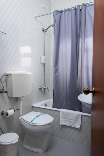 a bathroom with a toilet and a sink and a shower at Hotel Verde Pinho Bed&Breakfast in São Pedro de Moel