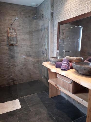 une salle de bain avec deux lavabos et une douche dans l'établissement Agréable maison classée 3*, à Moliets-et-Maa