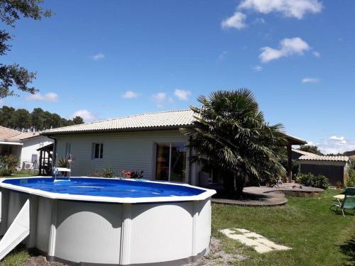 - une grande piscine dans la cour d'une maison dans l'établissement Agréable maison classée 3*, à Moliets-et-Maa