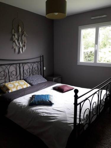 une chambre avec un grand lit avec des oreillers dessus dans l'établissement Agréable maison classée 3*, à Moliets-et-Maa