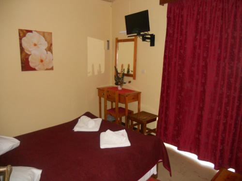 Una cama o camas en una habitación de Hotel Arsenakos