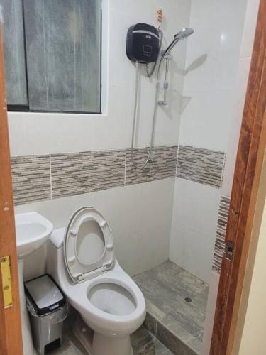 een badkamer met een toilet en een wastafel bij Apartamento cómodo y tranquilo. Garage gratuito in Cuzco