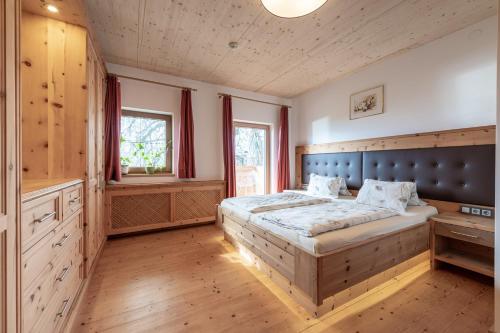 A bed or beds in a room at Ferienwohnungen Plattnerhof