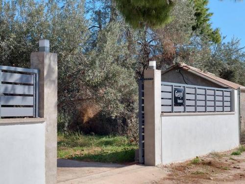 Το κτήριο όπου στεγάζεται  η παραθεριστική κατοικία