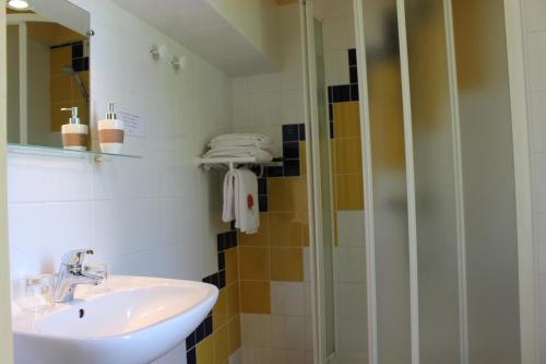 un bagno con lavandino e doccia di Château de Villeneuve - Montolieu a Montolieu