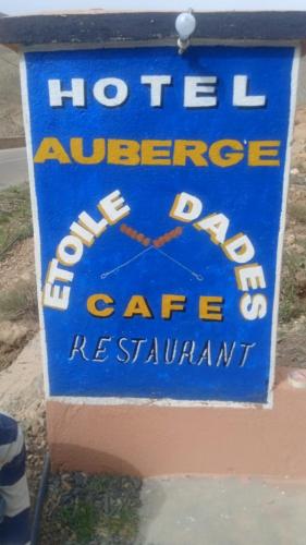 ein Schild, das den Hoteleingang liest, nur Hundecafé-Restaurant in der Unterkunft Hôtel auberge étoile dades café restaurant in Imdiazene