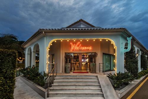 a welcome sign on the front of a restaurant at The Magnolia Hotel in Quinta do Lago