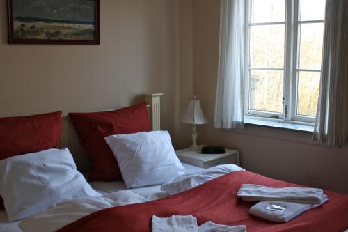 a bed with towels on it in a bedroom at Rudbøl Grænsekro in Rudbøl