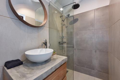 a bathroom with a white bowl sink and a shower at Koeriboeri Aruba Lodges in Babijn