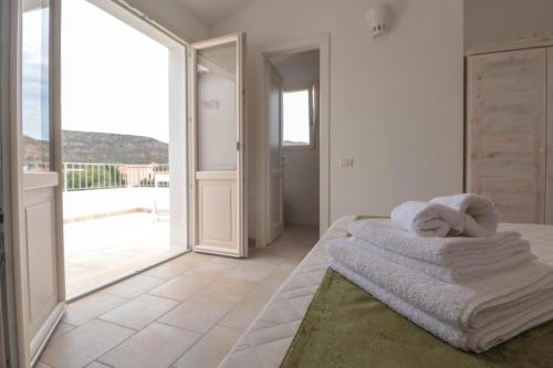 a bedroom with a bed with towels on it at B&B Limone in San Teodoro