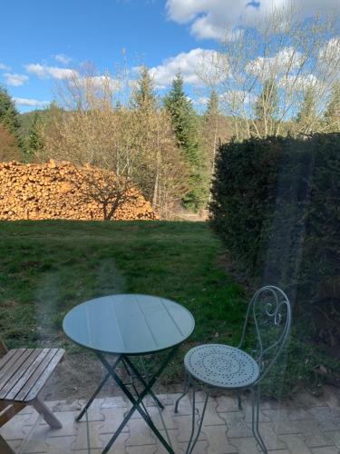 Fotografia z galérie ubytovania Le Café Crème jardin parking v destinácii Le Chambon-sur-Lignon