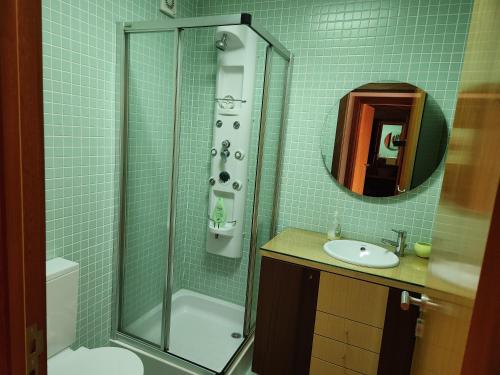 a bathroom with a shower and a toilet and a sink at Magnífico Apartamento T2 Praia de Esmoriz in Esmoriz