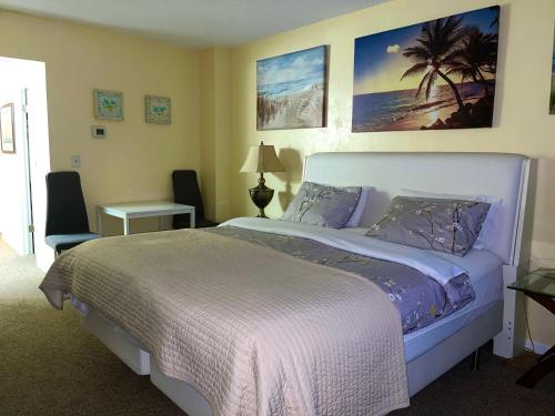 een slaapkamer met een groot bed met een witte sprei bij Apartment Vacation Sunny Isles Beach in Sunny Isles Beach