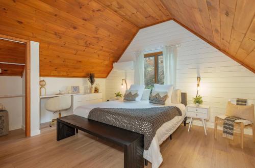 Postel nebo postele na pokoji v ubytování Modern Cabin 3/2 with cover garage