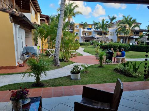 - une vue sur un complexe avec des personnes assises sur une terrasse dans l'établissement Esmeralda67 Tamarindo, à Bayahibe